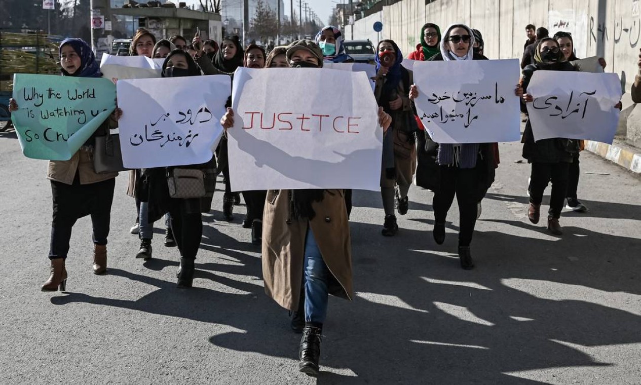 Mulheres protestam pedindo o fim das mortes extrajudiciais de ex-funcionários do regime anterior, em Cabul Foto: MOHD RASFAN / AFP