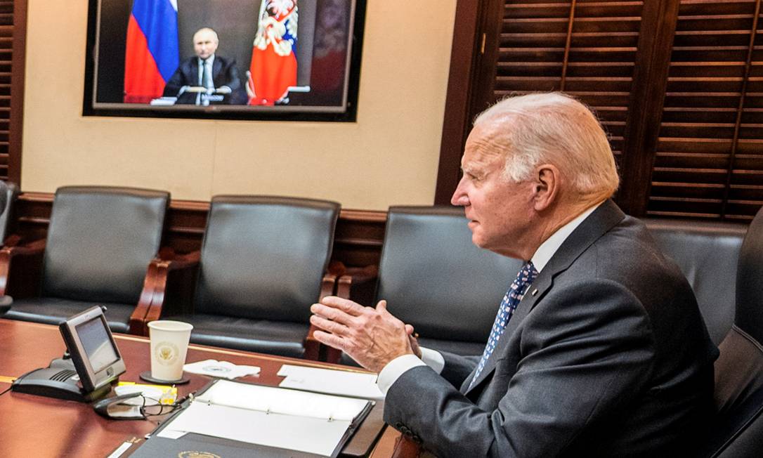 O presidente americano, Joe Biden, durante conferência virtual com Vladimir Putin no início de dezembro Foto: HANDOUT / REUTERS