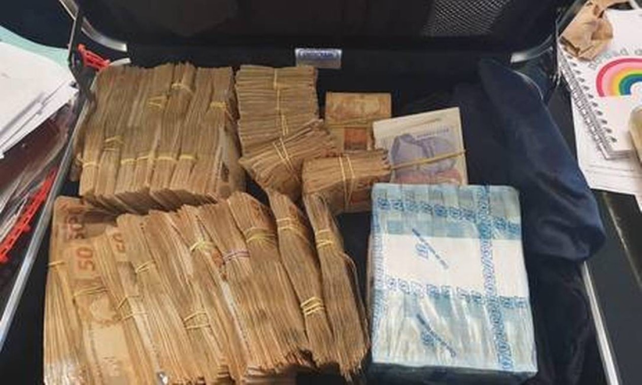 Dinheiro apreendido com Demétrio em sua residência, na Barra da Tijuca, quando foi preso, em junho do ano passado: R$ 240 mil