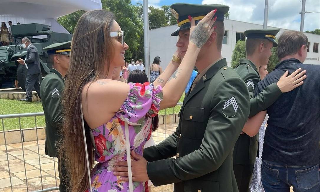 Thaynna Dantas com o noivo militar, durante formatura: preconceito Foto: Reprodução 