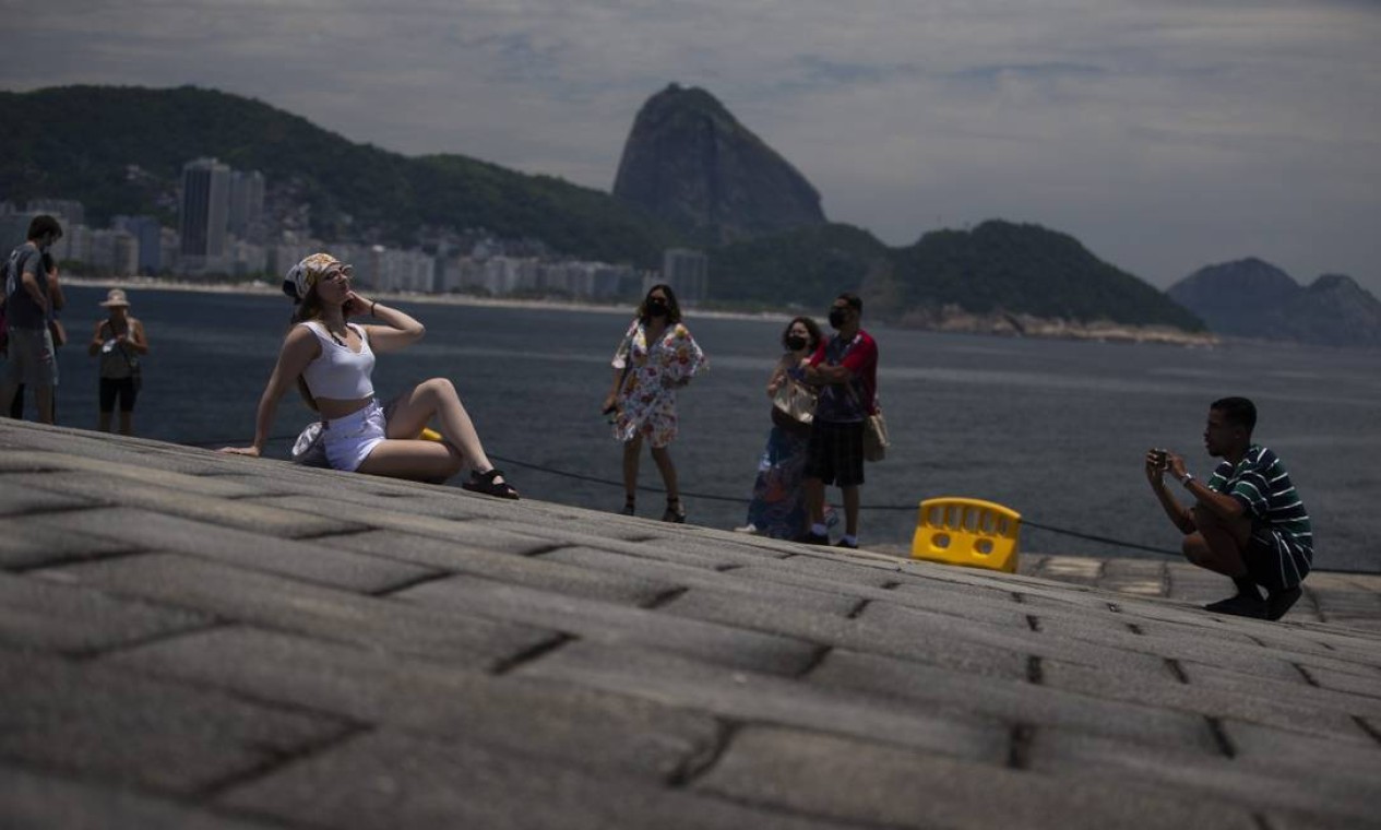 A paulista Thayna Elizabeth Diniz posa para foto com o amigo carioca, Bruno Amorim, no Forte de Copacabana Foto: Marcia Foletto / Agência O Globo