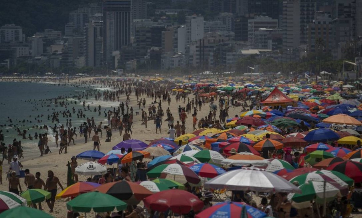 Cariocas e turistas lotaram a praia de Ipanema nesta terça-feira de sol Foto: Marcia Foletto / Agência O Globo