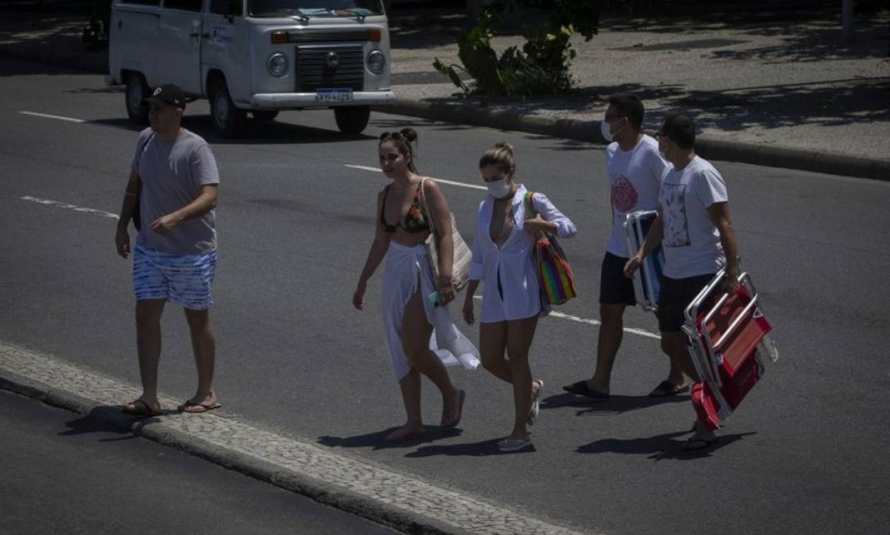 Movimento intenso de visitantes já é percebido na praia de Copacabana Foto: Marcia Foletto / Agência O Globo
