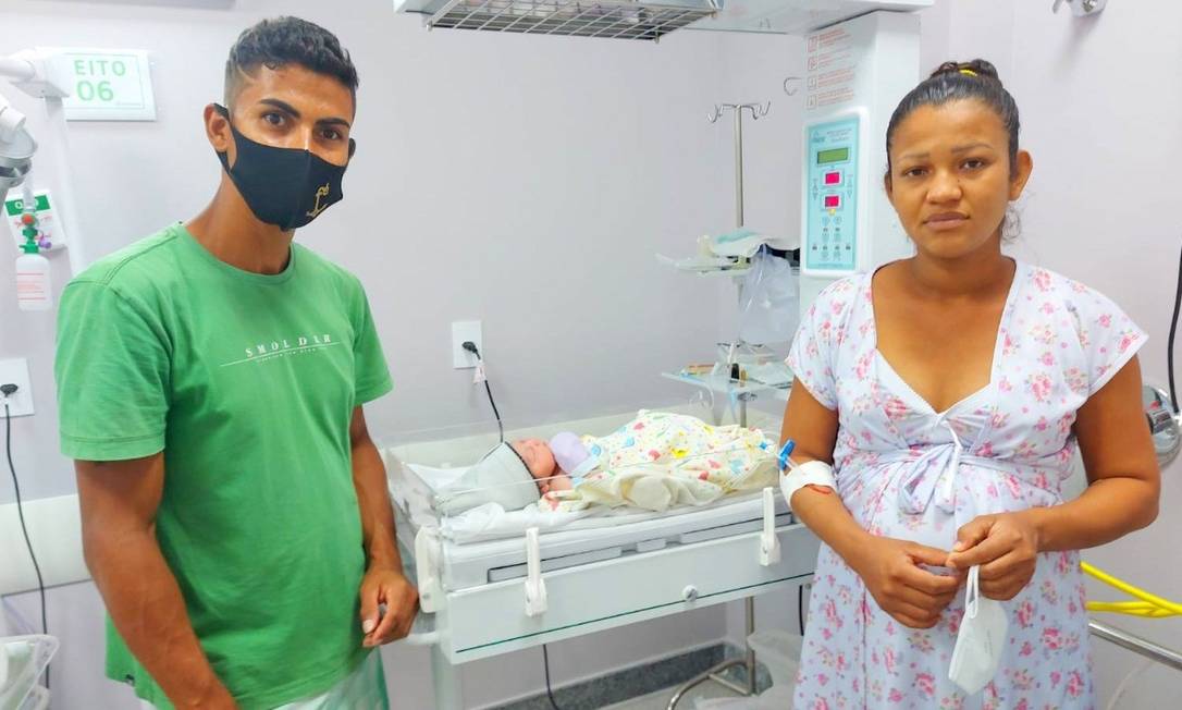 Amanda e Adriano com a filha Aysha: "Coloquei minha última força para ela sair", diz moradora de Ilhéus que teve de ser transferida de hospital no meio das chuvas Foto: Secretaria de Saúde da Bahia 