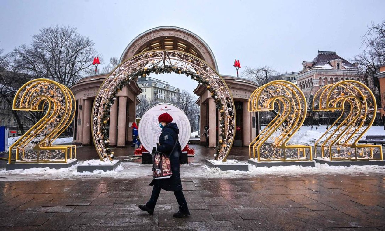 Decoração de ano novo em frente à estação de metrô Kropotkinskaya, em Moscou Foto: YURI KADOBNOV / AFP