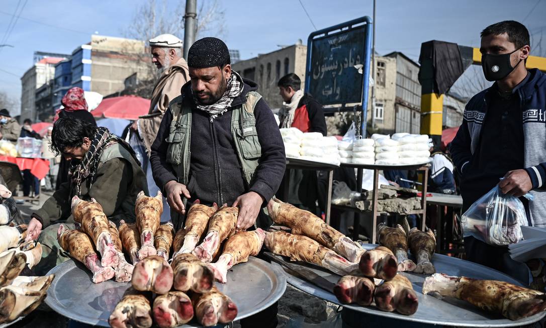 I venditori di carne lavorano in una strada a Kabul.  Foto: MOHD RASFAN / AFP