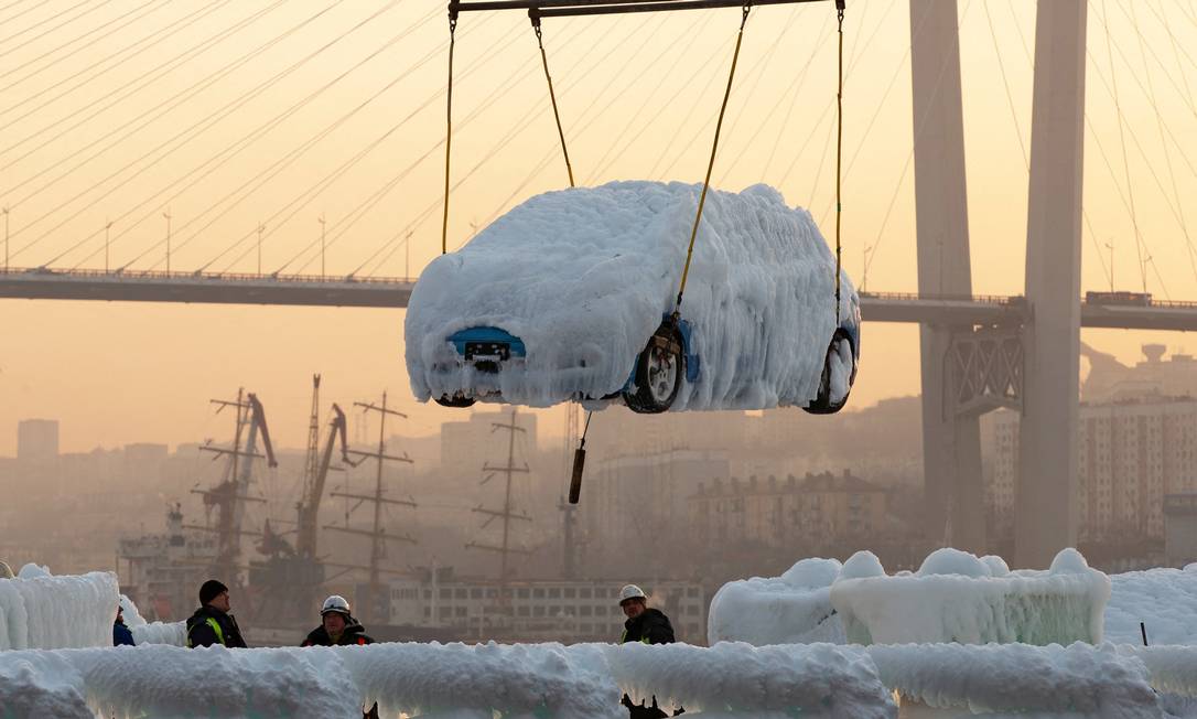 Un veicolo coperto di ghiaccio viene scaricato da una nave da carico in caso di maltempo nel Mar del Giappone nel porto di Vladivostok, in Russia Foto: TATIANA MEEL/REUTERS