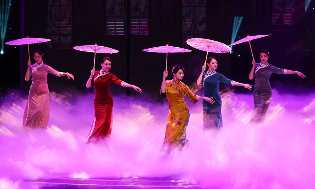 I ballerini si esibiscono durante la 34a cerimonia di premiazione del Gallo d'oro cinese a Xiamen, nella Cina orientale. Foto: STR / AFP