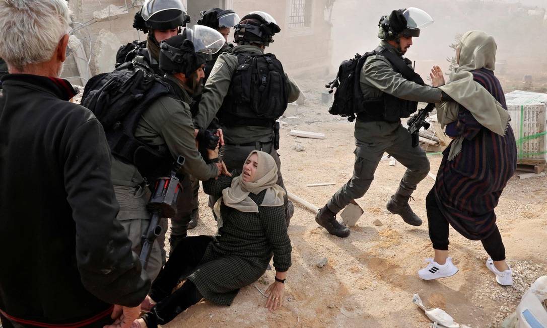 Le forze di sicurezza israeliane mettono all'angolo i palestinesi mentre cercano di impedire la demolizione delle loro case nella Cisgiordania occupata, dove Israele mantiene il controllo completo sulla pianificazione e sulla costruzione.Foto: Hazem Bader/AFP