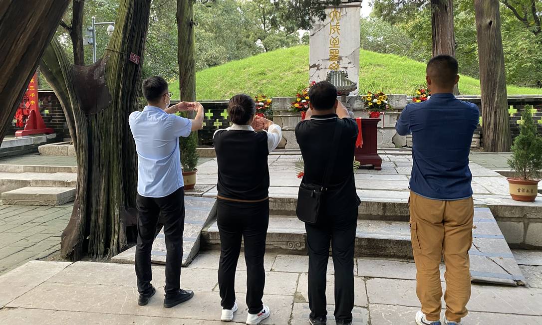 Chineses diante do túmulo de Confúcio, que chegou a ser dinamitado pela Guarda Vermelha de Mao Tsé-tung durante a Revolução Cultural Foto: Marcelo Ninio / Agência O Globo