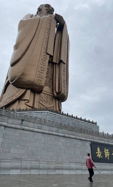 Estátua de 72 metros no Centro Mundial de Estudos Confucianos, na região de Nishan, nas cercanias de Qufu Foto: Marcelo Ninio / Agência O Globo