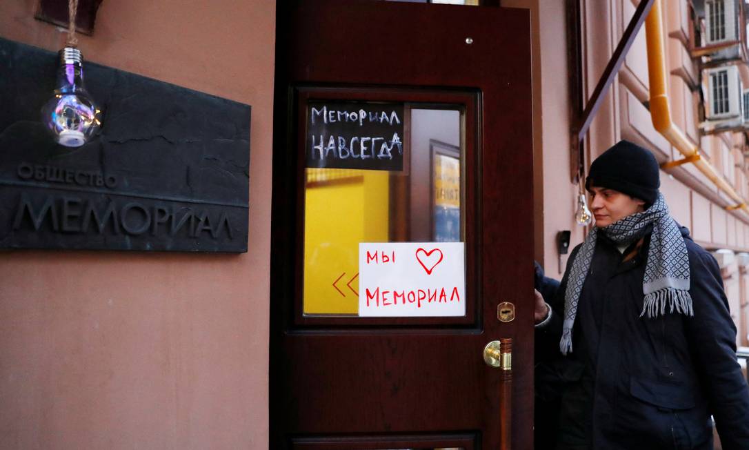 Homem entra em escritório do grupo de direitos humanos Memorial, em Moscou, Rússia Foto: EVGENIA NOVOZHENINA / REUTERS