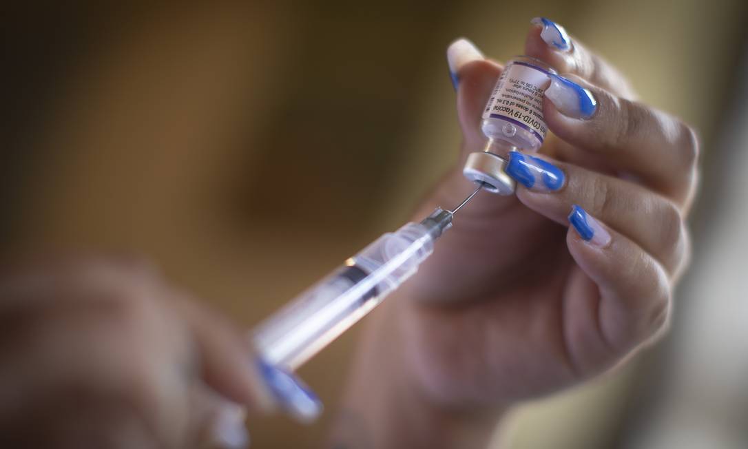 Profissional de saúde prepara dose de vacina contra a Covid-19 Foto: Márcia Foletto / Agência O Globo