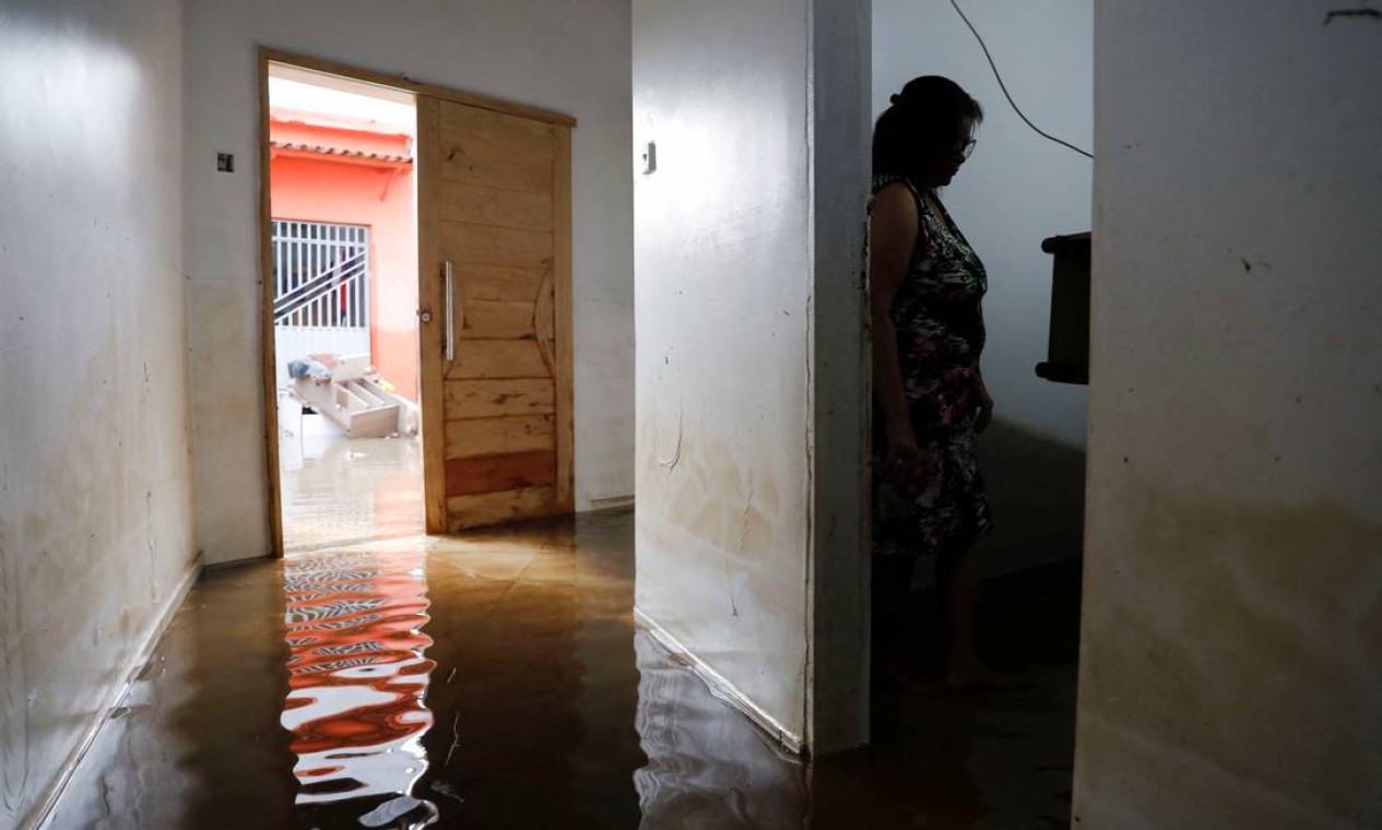 Rosimary Goncalves, 49 anos, verifica cômodos de sua casa, que foi inundada durante as fortes chuvas em Itajuípe, Bahia Foto: AMANDA PEROBELLI / REUTERS