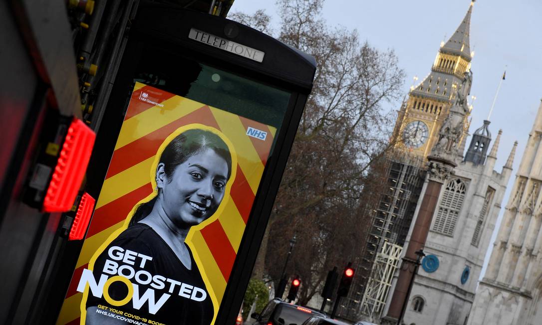 Campanha incentivando a vacinação contra Covid tomou as ruas de Londres Foto: TOBY MELVILLE / REUTERS