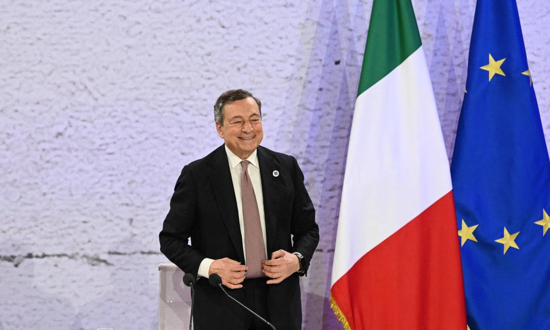 Draghi na cúpula do G20 em Roma, em outubro. Após chegar ao governo sem voto, ex-presidente do BCE se tornou unanimidade Foto: ANDREAS SOLARO / AFP/31-10-2021