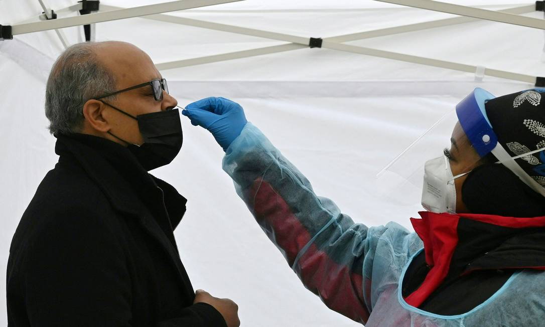 Homem faz teste rápido para a Covid-19 em Washington, nos EUA: país registrou novo recorde de infecções Foto: EVA HAMBACH / AFP