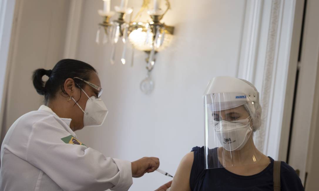 Mulher toma reforço da vacina contra Covid em 15/12/2021 Foto: Márcia Foletto / Agência O Globo