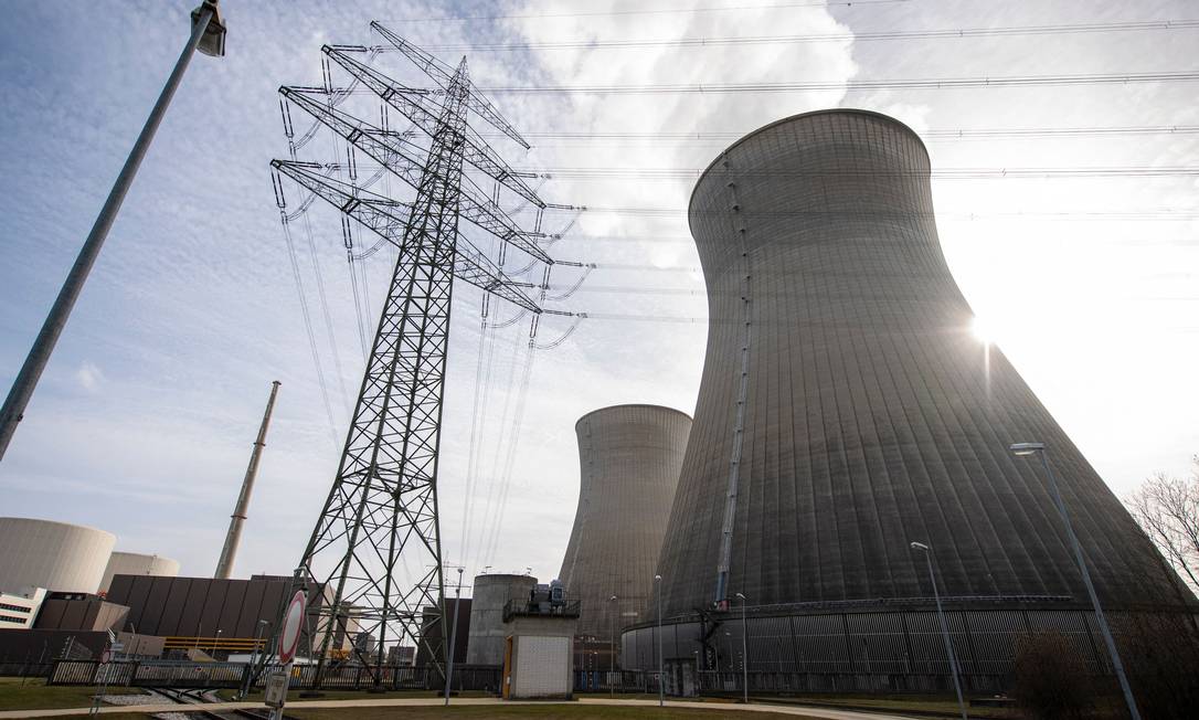 A usina nuclear de Gundremmingen, no sul da Alemanha, uma das três que serão desativadas Foto: LENNART PREISS / AFP