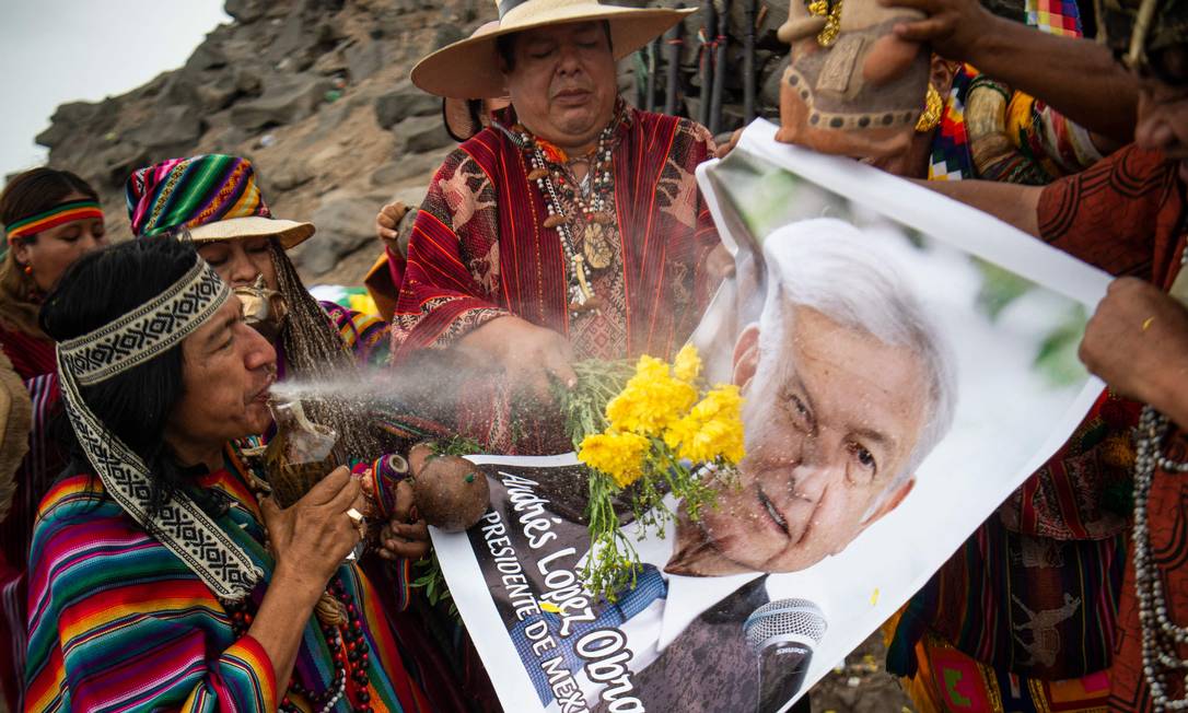 Xamãs realizam ritual para o ano que vem e exibem pôster do presidente mexicano, Andrés Manuel López Obrador, em Lima Foto: ERNESTO BENAVIDES / AFP