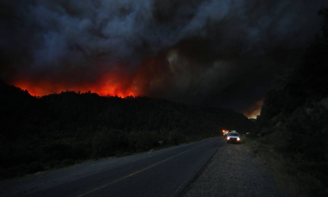 Grande incêndio atinge a província de Rio Negro, 70 km ao sul de Bariloche, Argentina Foto: FRANCISCO RAMOS MEJIA / AFP