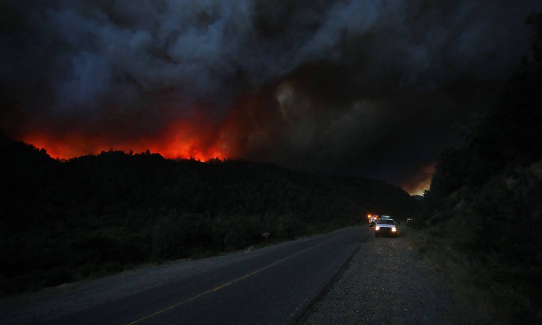 Incendio masivo en la provincia de Río Negro a 70 km al sur de Bariloche, Argentina Foto: Francisco Ramos Magia / AFP