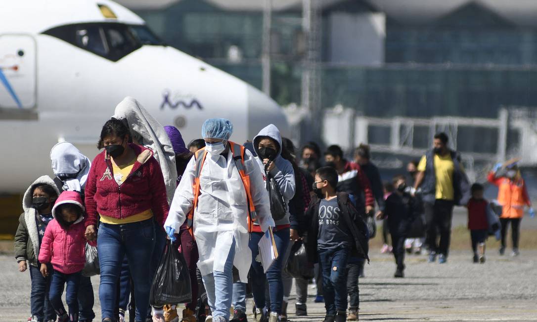 Inmigrantes guatemaltecos deportados llegan a la base aérea de la ciudad de Guatemala Foto: Johann Ortones / AFP