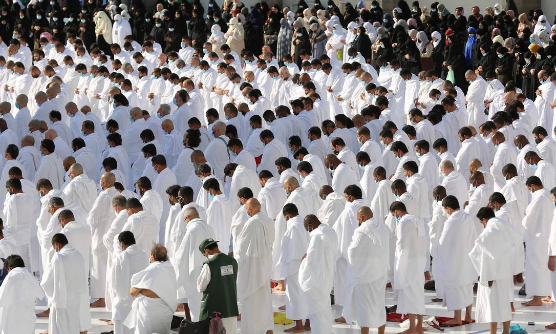 Los creyentes rezan en la Gran Mezquita de La Meca, la ciudad santa de Arabia Saudita, luego de la imposición de nuevas restricciones sobre el aumento de los casos del Gobierno 19 Foto: - / AFP