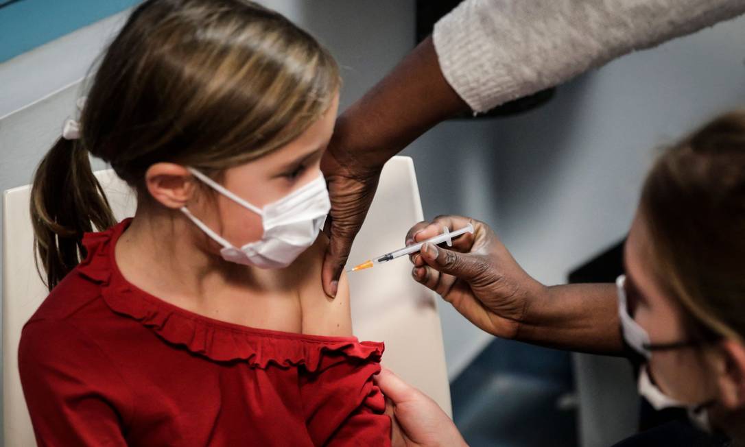 Menina recebe dose de vacina da Pfizer contra a Covid-19 em Paris, na França Foto: Geoffroy Van Der Hasselt / AFP