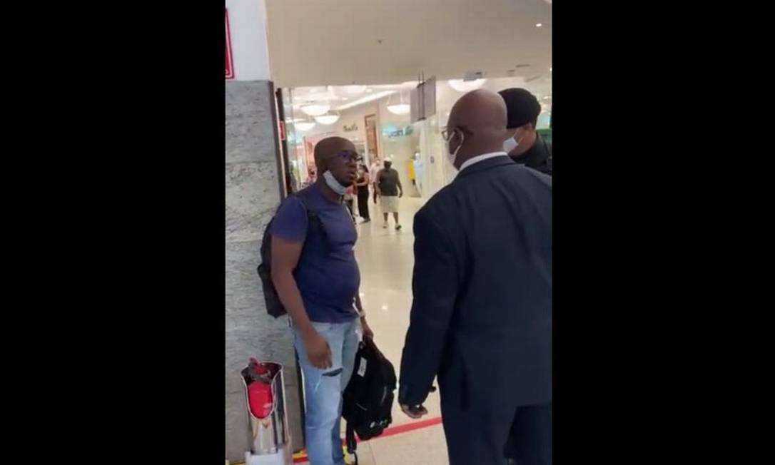 O homem negro foi abordado na Zara mesmo tendo comprovante de compra da mochila Foto: Reprodução/redes sociais