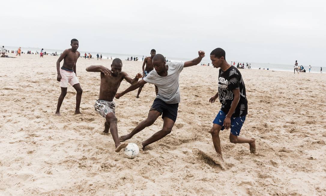 Futebol de praia em Durban: sem máscaras, apesar da obrigatoriedade de uso Foto: RAJESH JANTILAL / AFP/16-12-2021