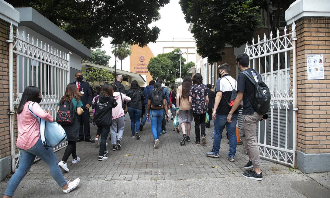 Estudantes chegam para realizar Enem em colégio de São Paulo Foto: Edilson Dantas/Agência O Globo/21-11-2021