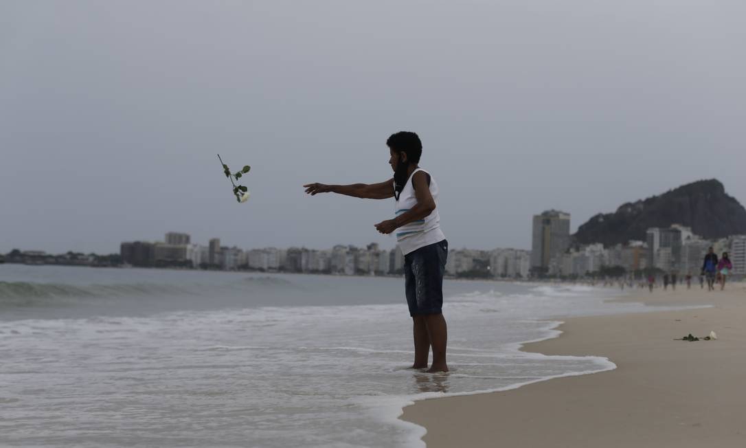 Cariocas e turistas fazem preces e oferendas no último dia do ano Foto: Marcia Foletto / Agência O Globo