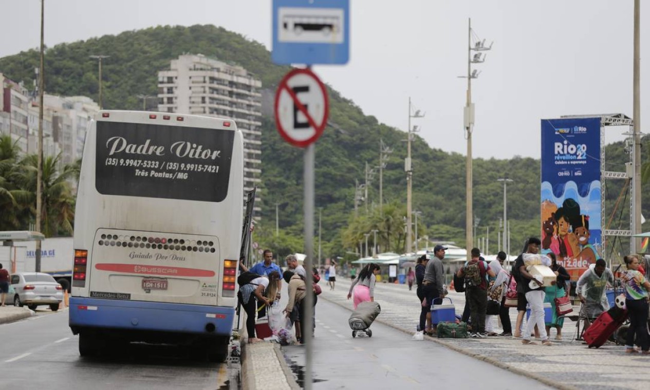 Orla de Copacabana na véspera do réveillon. Na foto, ônibus fretado chegando no Leme Foto: Marcia Foletto / Agência O Globo