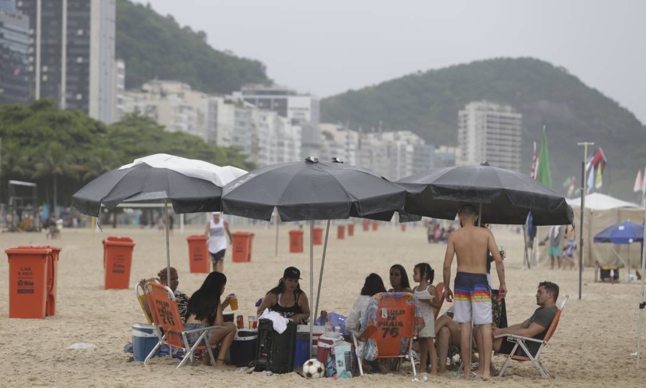 Orla de Copacabana na véspera do réveillon. Na foto, família do interior de Minas curtindo momentos antes da virada Foto: Marcia Foletto / Agência O Globo