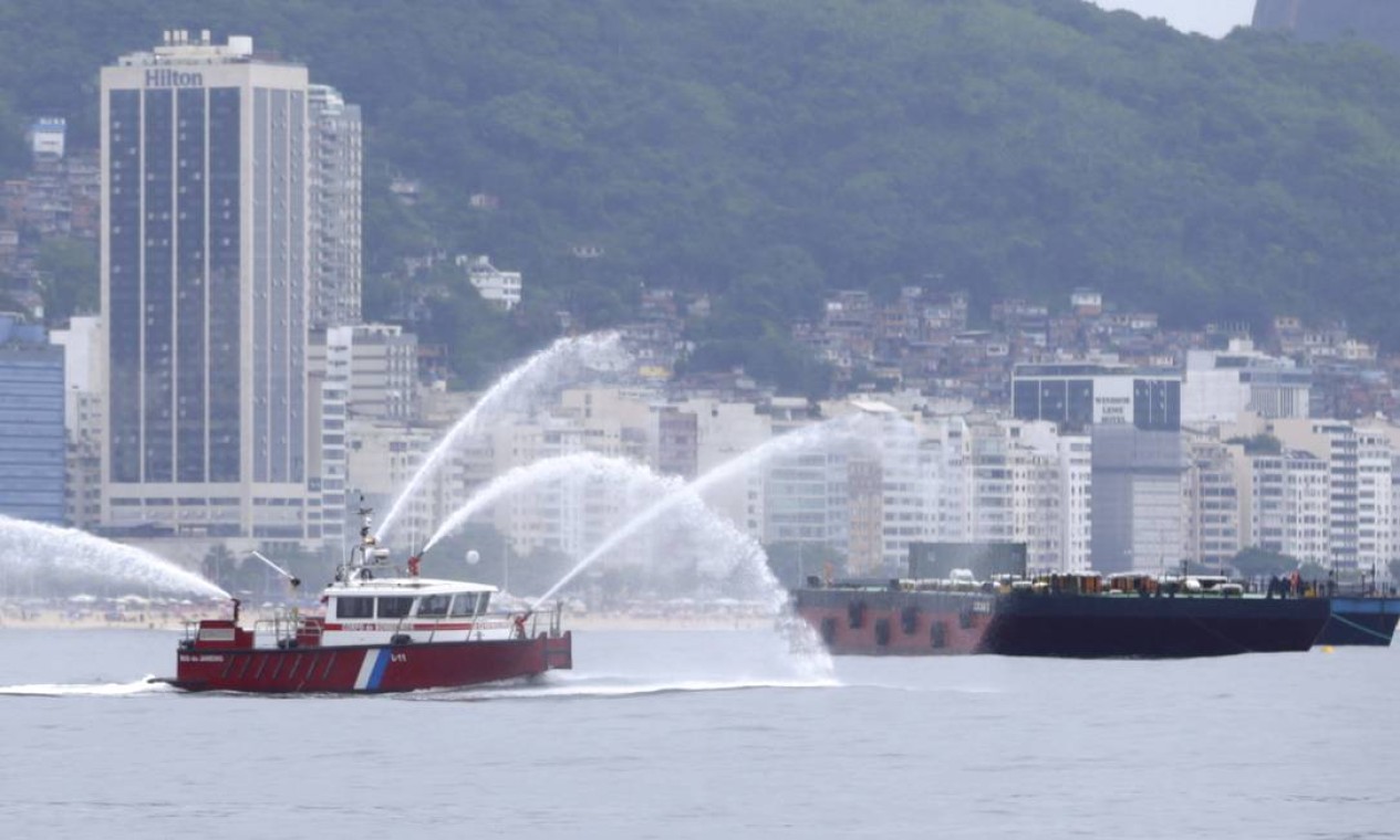 Orla de Copacabana na véspera do réveillon. Na foto, o barco dos bombeiros que dá apoio as balsas. Foto: Marcia Foletto / Agência O Globo