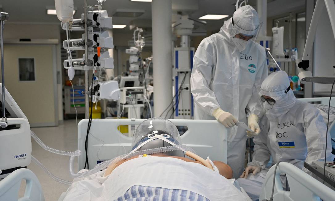 Paciente internado com Covid-19 em Roma, na Itália. Foto: ALBERTO PIZZOLI / AFP