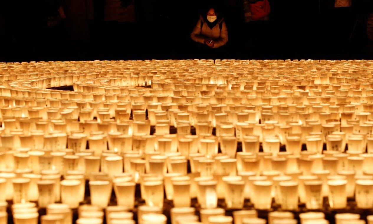 Visitante observa as 6.500 velas no templo budista Hasedera em Kamakura, ao sul de Tóquio, Japão, na véspera do primeiro dia de 2022 Foto: KIM KYUNG-HOON / REUTERS