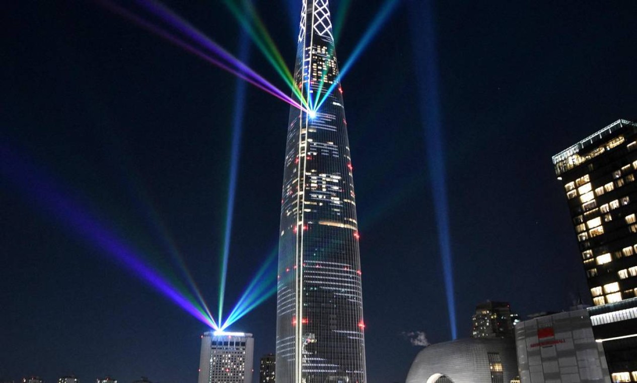 Projeção de luzes do arranha-céu Lotte World Tower, de 123 andares, durante show de iluminação em contagem regressiva para celebrar o Ano Novo em Seul, na Coreia do Sul Foto: JUNG YEON-JE / AFP