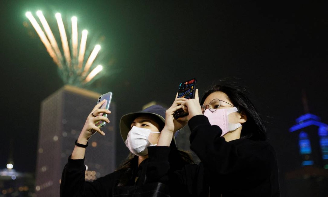 Queima de fogos para celebrar o Ano Novo em Hong Kong Foto: TYRONE SIU / REUTERS