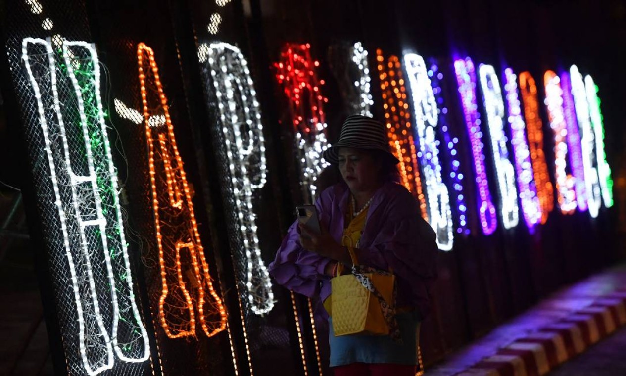 Decorações de "Feliz Ano Novo 2022", na província de Narathiwat, no sul da Tailândia Foto: MADAREE TOHLALA / AFP