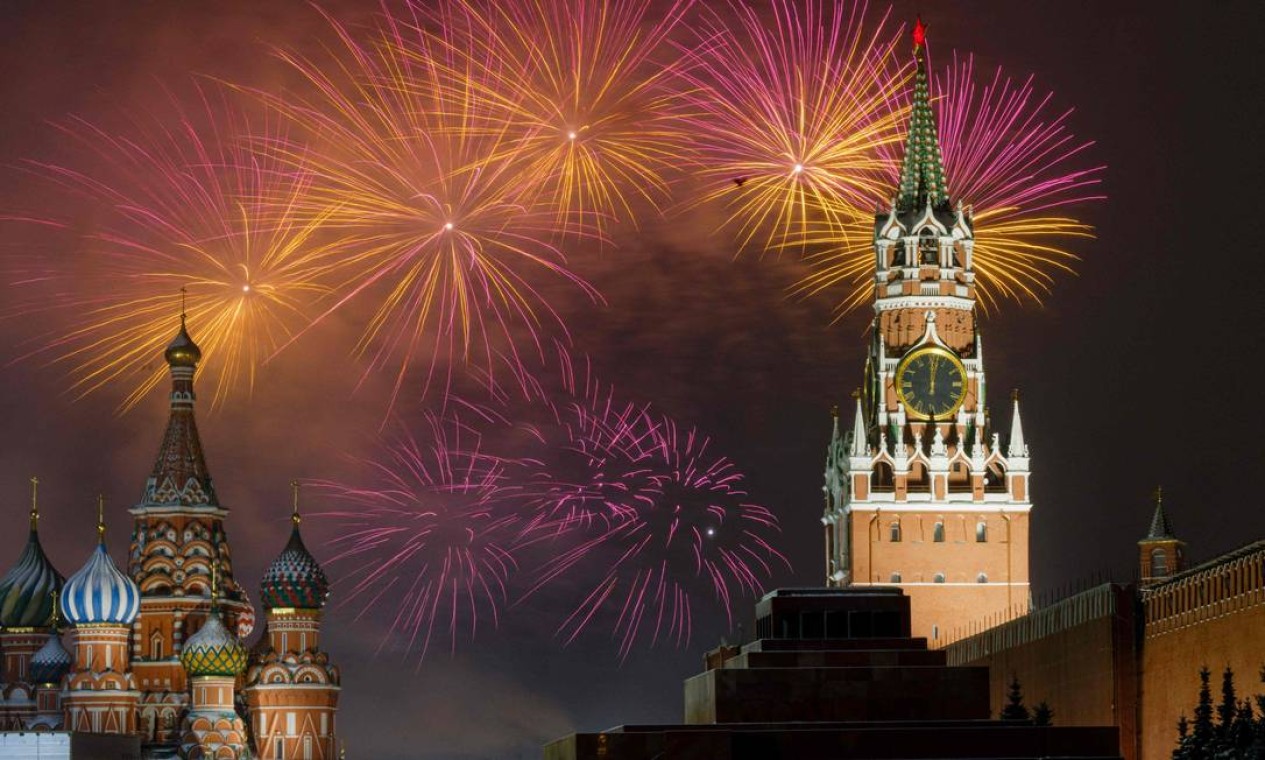 Fogos de artifício iluminam o céu sobre o Kremlin durante os primeiros minutos de 2022, na Praça Vermelha, com a Torre Spasskaya, em Moscou Foto: DIMITAR DILKOFF / AFP