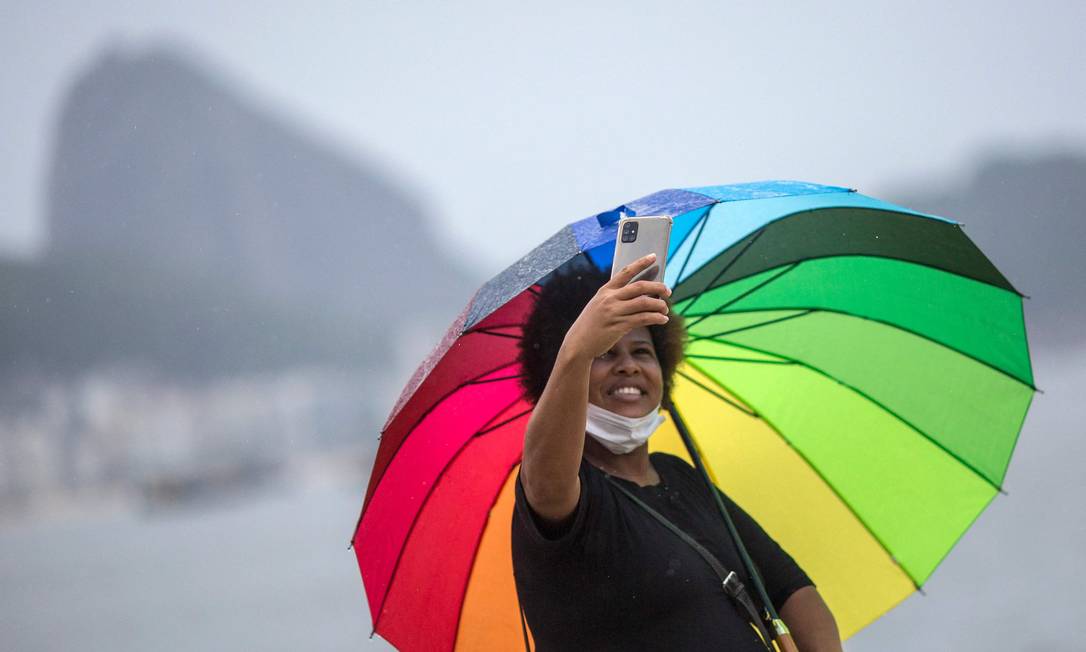 Mulher faz uma selfie na praia de Copacabana na vspera do ano novo, no Rio de Janeiro Foto: DANIEL RAMALHO / AFP