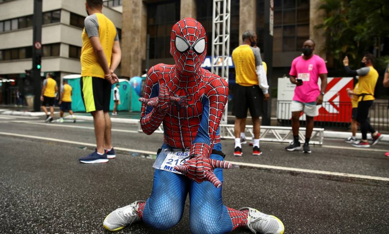 Corredor vestido de Homem-Aranha posa antes da Corrida de São Silvestre pelas ruas de São Paulo Foto: CARLA CARNIEL / REUTERS