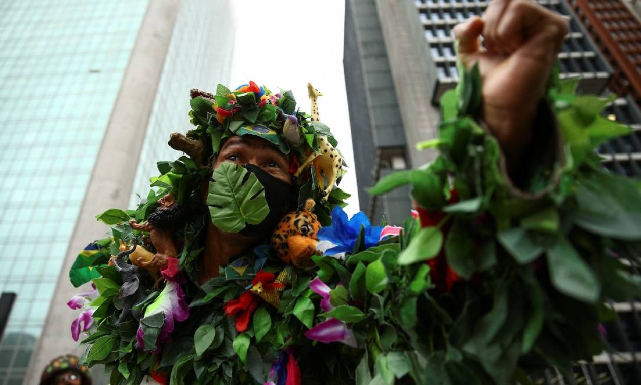 Competidor vestido de árvore participa da corrida de São Silvestre Foto: CARLA CARNIEL / REUTERS