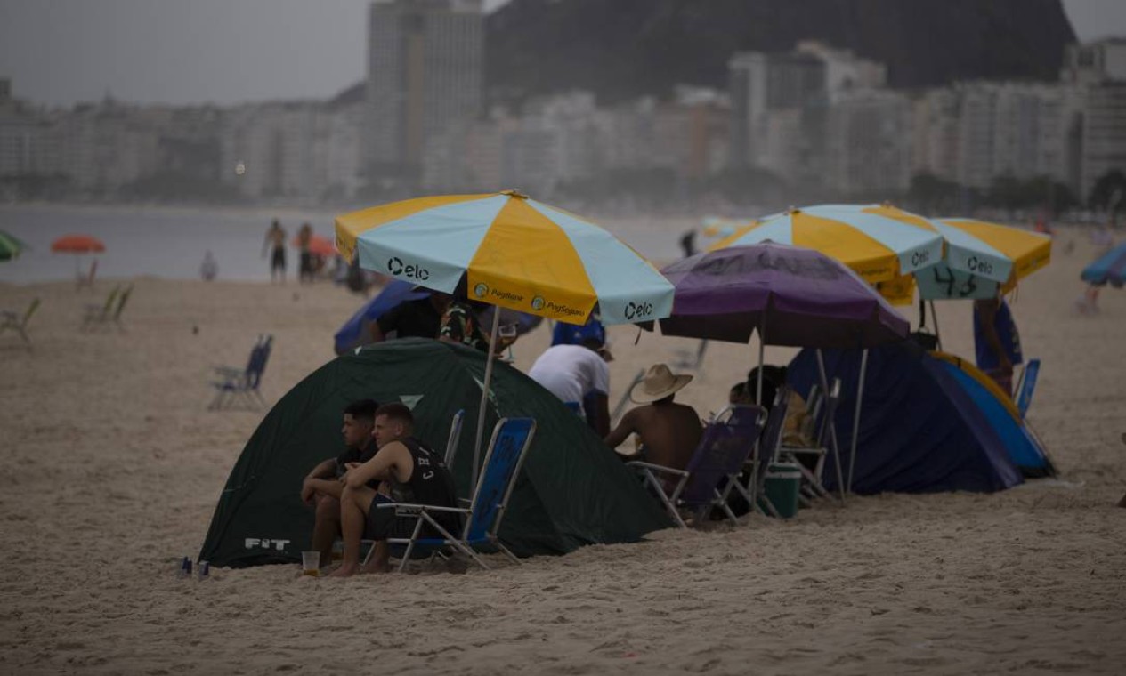 Na Praia do Leme, no Rio, pessoas armam barraca na areia para esperar 2022 Foto: Marcia Foletto / Agência O Globo