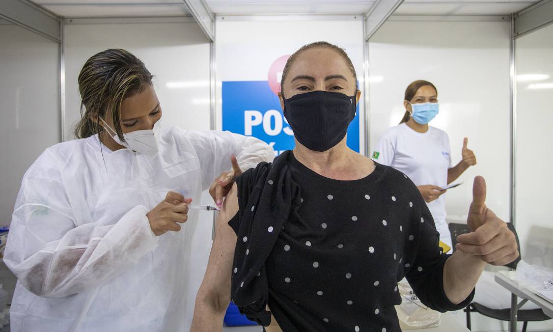 Maria das Graças Alves de Sousa toma a terceira dose da vacina contra a Covid-19 em posto montada na orla de Copacabana, Zona Sul do Rio Foto: Ana Branco / Agência O Globo