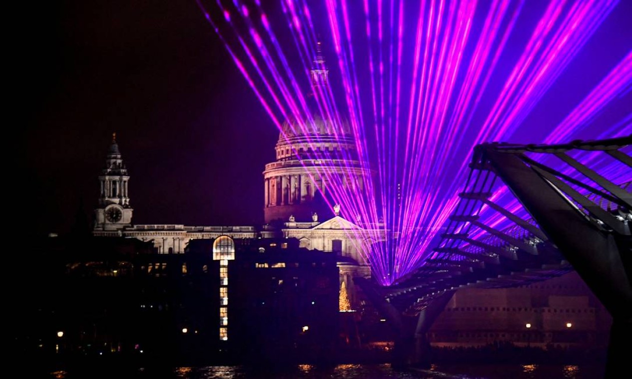 Show de luzes sobre a Catedral de São Paulo e a Ponte do Milênio marca o Ano Novo em Londres Foto: TOBY MELVILLE / REUTERS