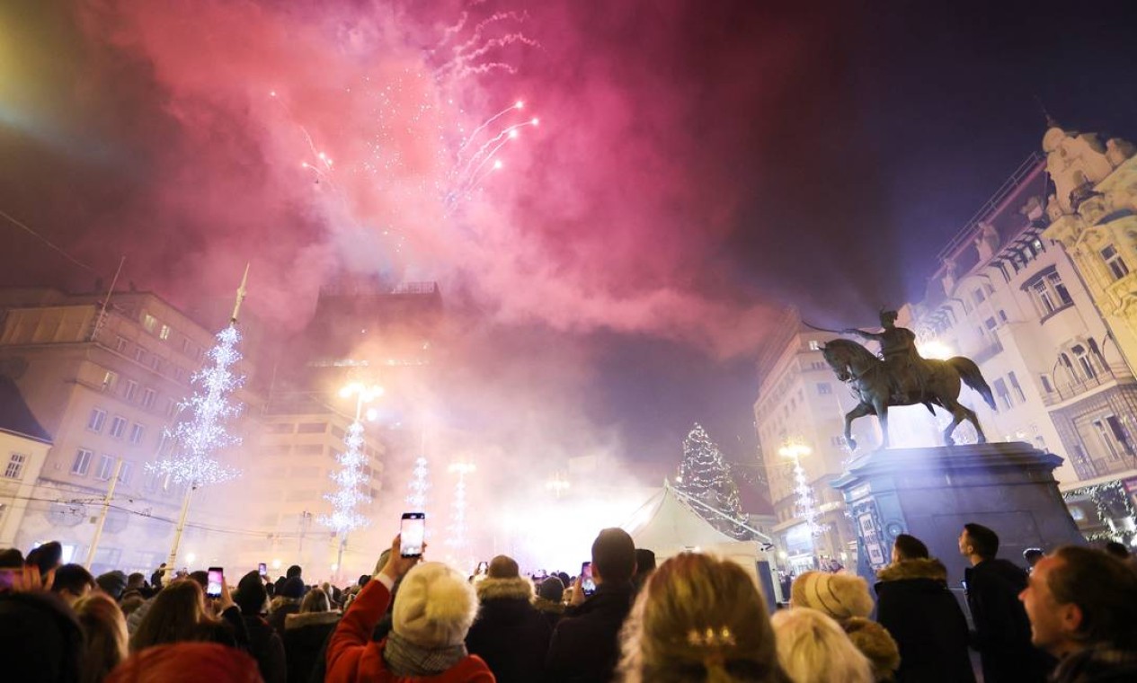 Celebração do Ano Novo na praça principal de Zagreb, Croácia Foto: ANTONIO BRONIC / REUTERS