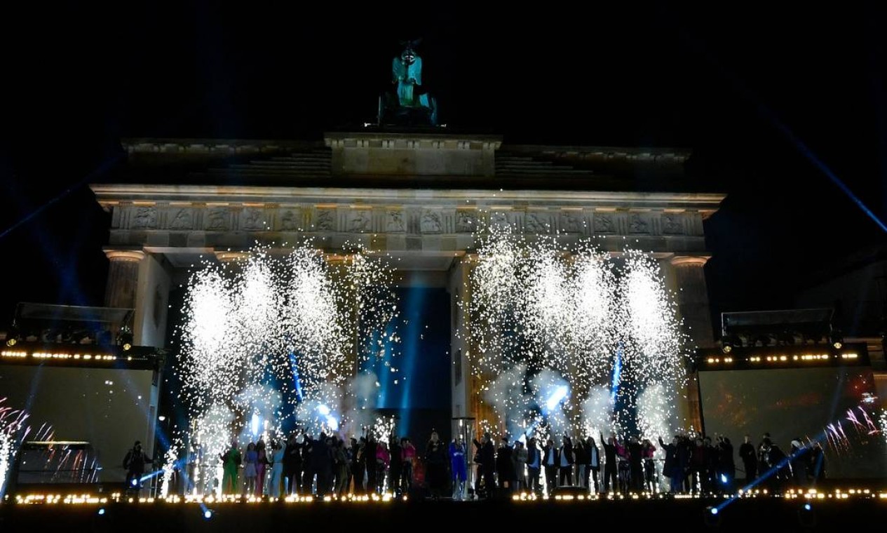 Fogos de artifício marcam a virada do ano no Portão de Brandemburgo, em Berlim, Alemanha Foto: JOHN MACDOUGALL / AFP